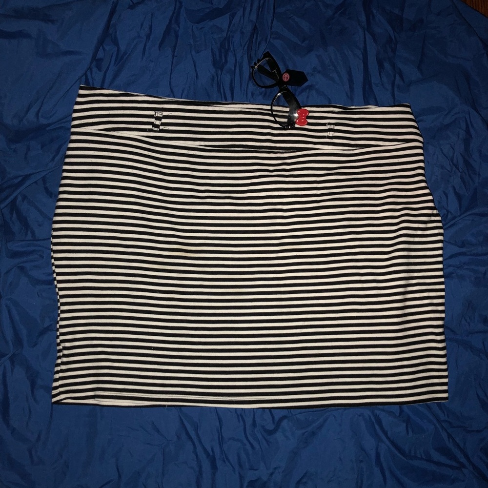 BLACK AND WHITE MINI SKIRT